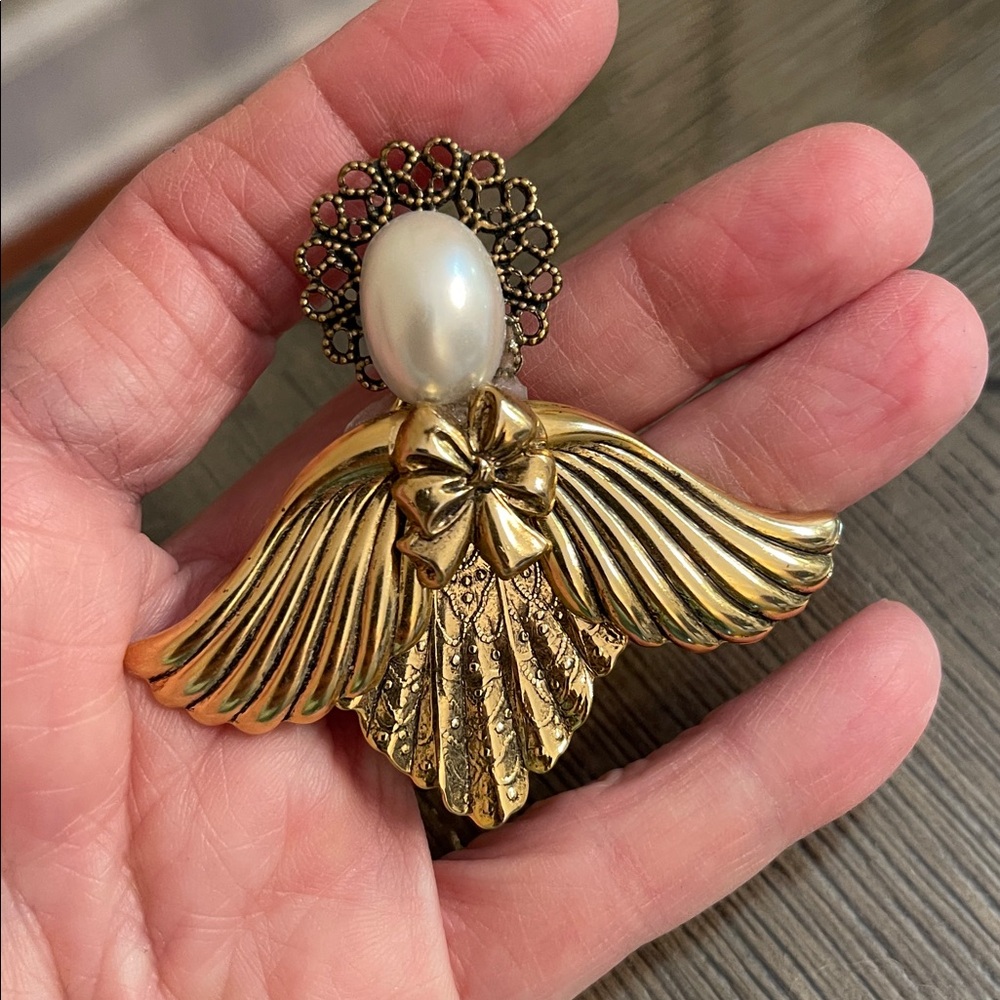 Vintage Gold-tone Angel Wing Brooch with Pearl Accent - Picture 13 of 16